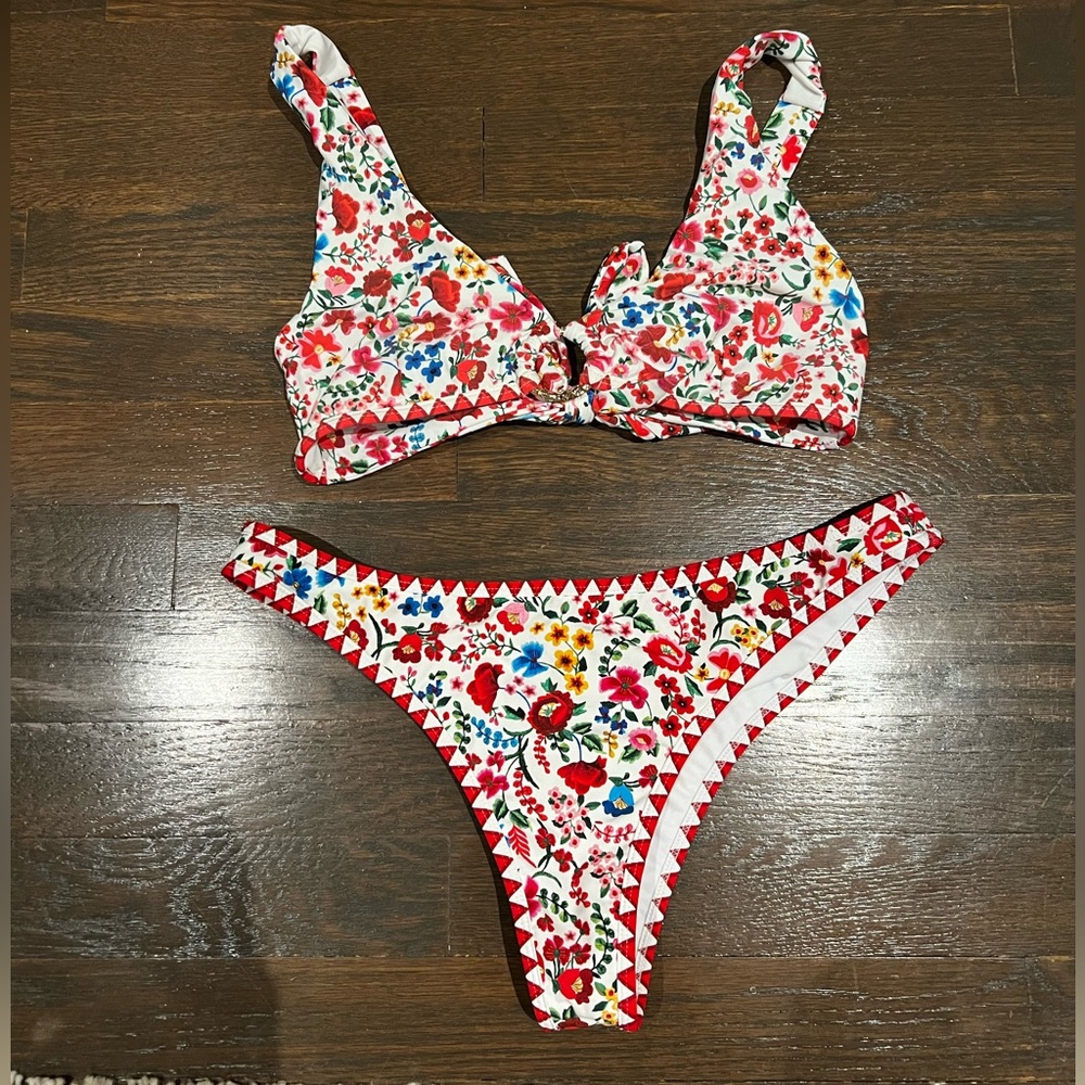 Bydee Swimwear White Floral Gold Ring Swim Top
Size M bottoms L